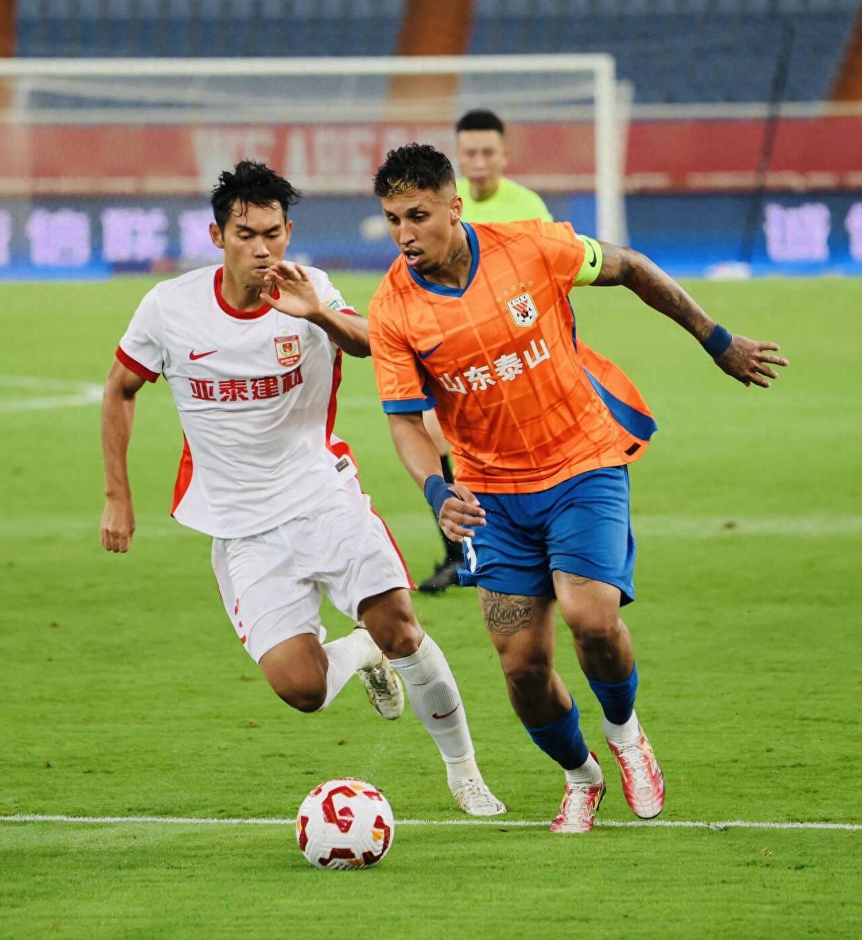 山东泰山训练开放日,今晚队长鼓劲引欢呼,荷甲在即,细节决定成败-爱游戏官网网页版入口